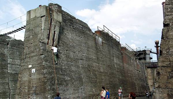 Climbing wall. Credit: Raimond Spekking / CC BY-SA-3.0 (via Wikimedia Commons)