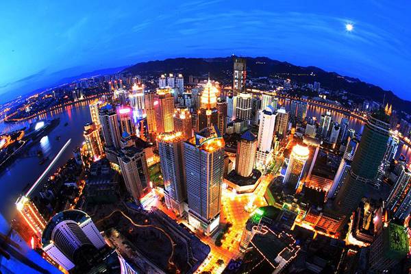 Spectacular wide-lens nightview over the Yuzhong skyline in Chongqing, China. Taken with Canon EOS 5D. Credit: Jonipoon; CC 3.0