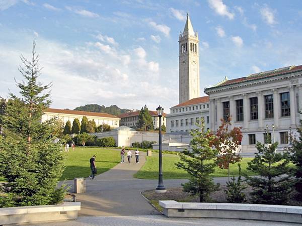 Study Landscape Architecture - Memorial Glade and Sather Tower on the campus of the University of California, Berkeley in Berkeley, California, United States. Credit: CC BY-SA 3.0, by Gku 
