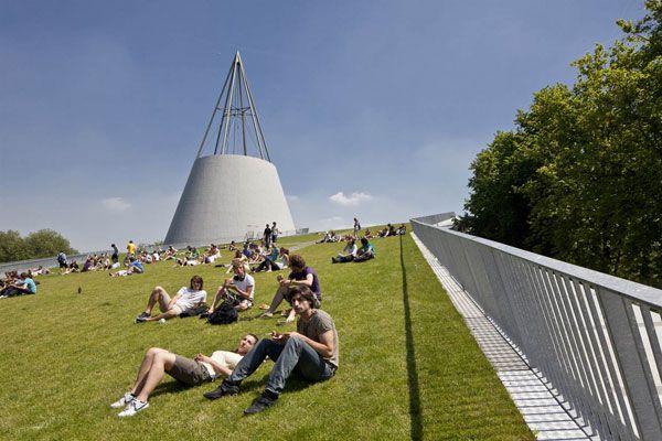 Green roof at Delft University. Photo credit: Mecanoo Architecten