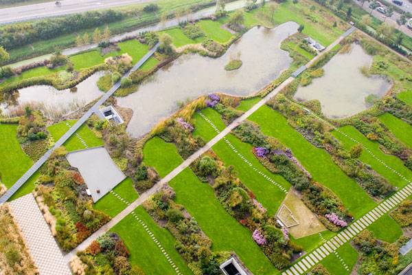 ARTICLE: A Roof Garden That’s so Good, You Might Want to Work There!. Credit: Van der Tol Hoveniers en terreininrichters bv.