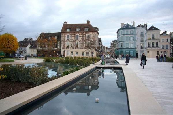 Square of the Liberation and the banks of the Seine Chanel. Photo credit: TN PLUS