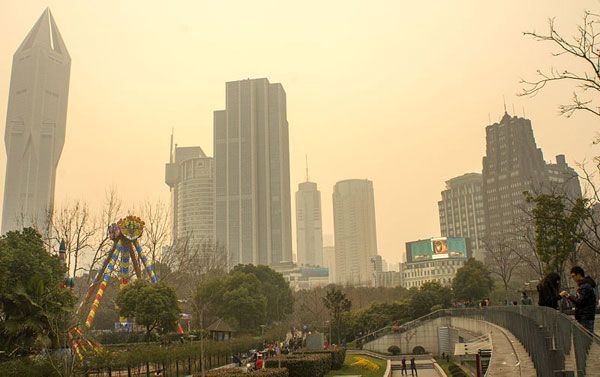 Would you want your food growing in the middle of a polluted city? Image: Sunset over People's Square on a polluted day, Shanghai. Image creditL Author: HeroicLife. Licensed under CC 2.0