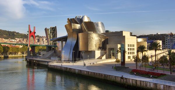 Guggenheim-Museum Bilbao. Photo credit: Phillip Maiwald. Licensed under CC BY-SA 3.0