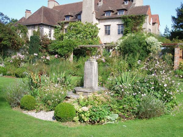 "Jekyll Garden Moutiers  The sundial garden" by Amanda Slater. Licensed under CC BY-SA 2.0 via Flickr. 