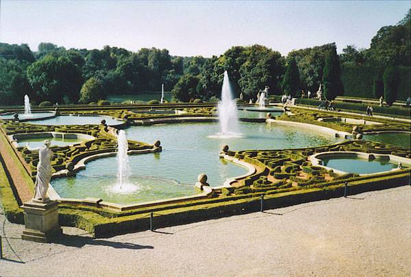 This is on the west side of the palace. The gardens follow French style of Le Notre with knotwork of low box hedges and shaped fountains.    © Copyright Colin Smith and licensed for reuse under this Creative Commons Licence