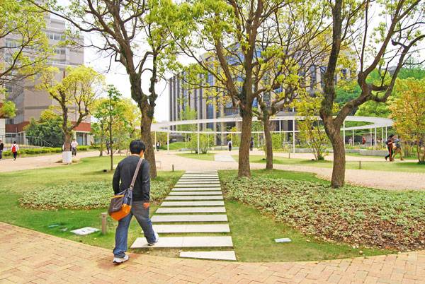 Central Plaza at Kyushu Sangyo University. Image courtesy of DESIGN NETWORK +ASSOCIATES