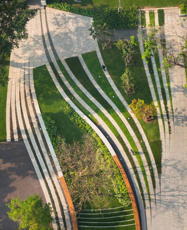 The result, which can be seen in the aerial view, is a dynamic synchronization of permeable-impermeable, new-old, constructed-void space that provides different experiences for pedestrian users of the site. Image courtesy of Landscape Architects of Bangkok