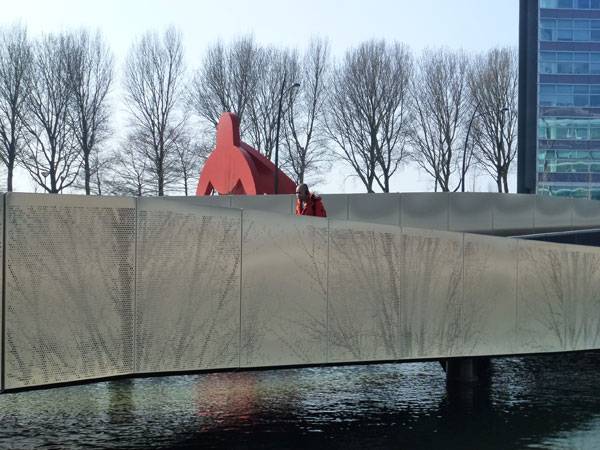 Undulating Bridge Hoofddorp. Photo courtesy of LODEWIJK BALJON landscape architects. 