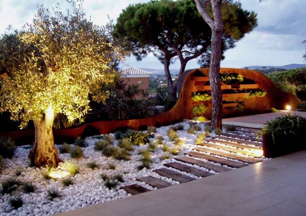 Lighting design at Vale do Lobo Garden. Photo credit: Iúri Chagas. Learn more about this design here.
