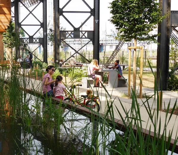 The aquatic gardens and the planted strips. Image courtesy of Atelier De Paysages Et D'Urbanisme