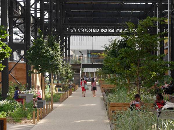 View of the covered garden, under the metallic frame of the Halle. Image courtesy of Atelier De Paysages Et D'Urbanisme 
