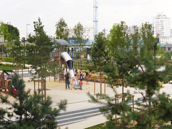 The playgrounds of the open garden. Image courtesy of Atelier De Paysages Et D'Urbanisme