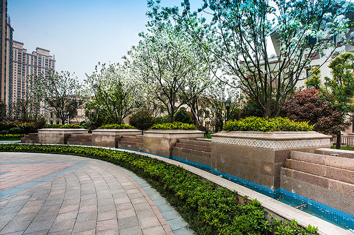 Feature planter with water cascade