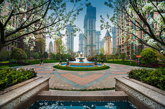 Fountain with arrival plaza