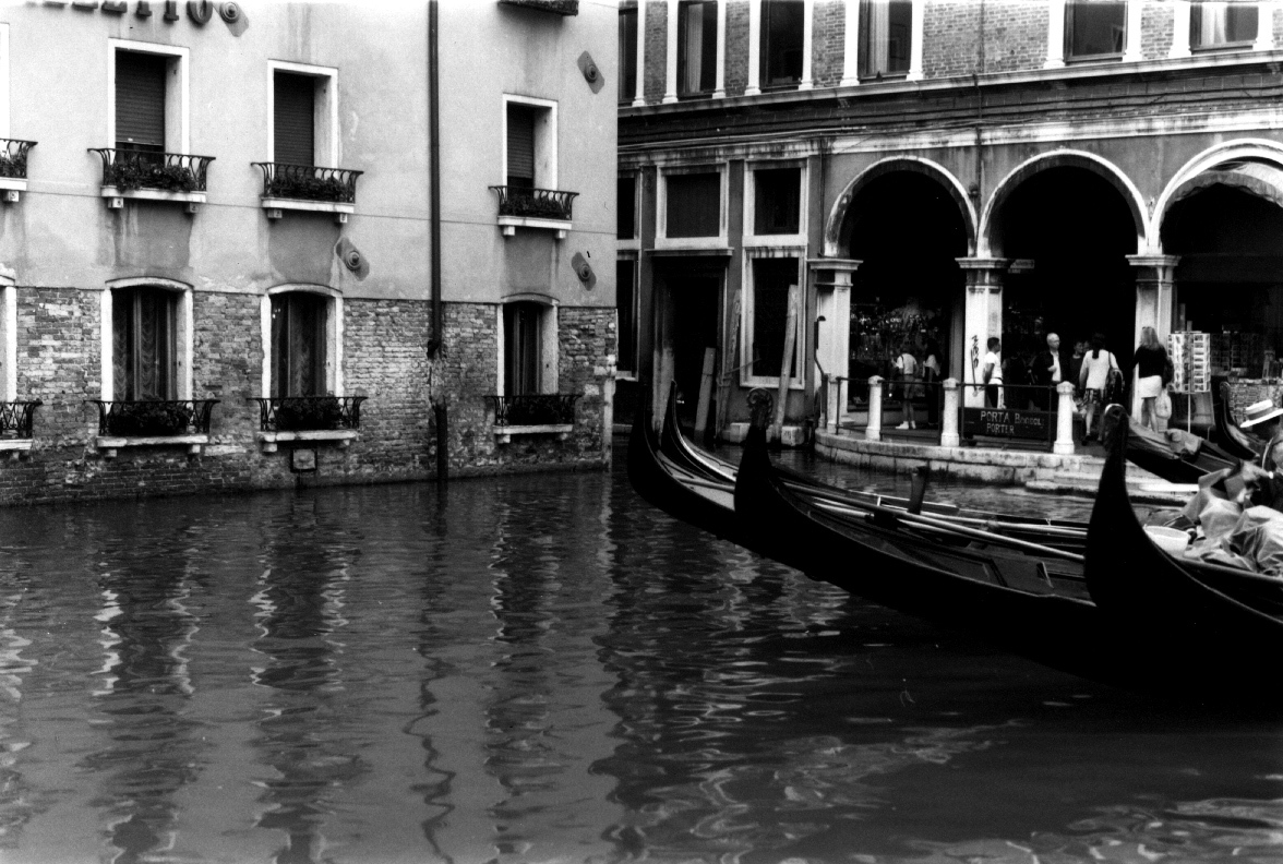 Venice gondola basin 1 H