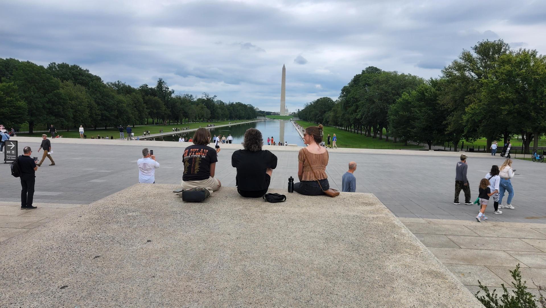 UO students Mia Owen, Momo Kelley, and Eva Khan enjoy DC's landscapes / Photo: Cameron Coronado